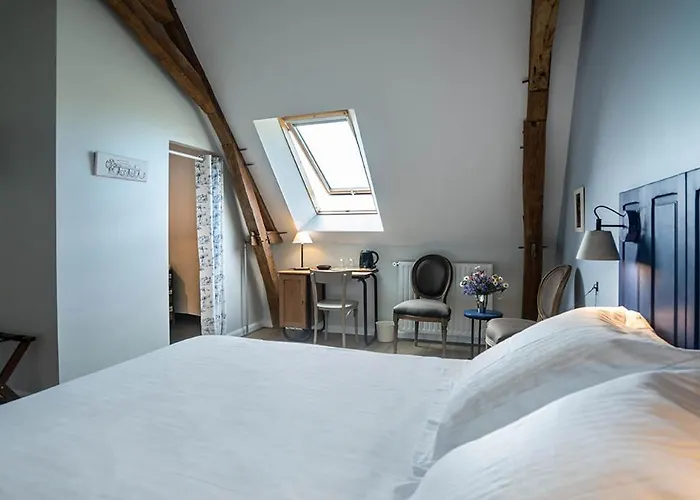 Château De La Garnison Couette-café 3*