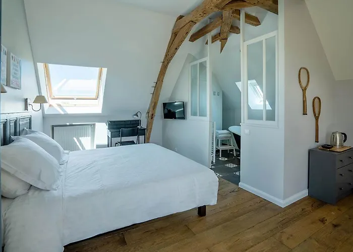 Château De La Garnison Couette-café 3*